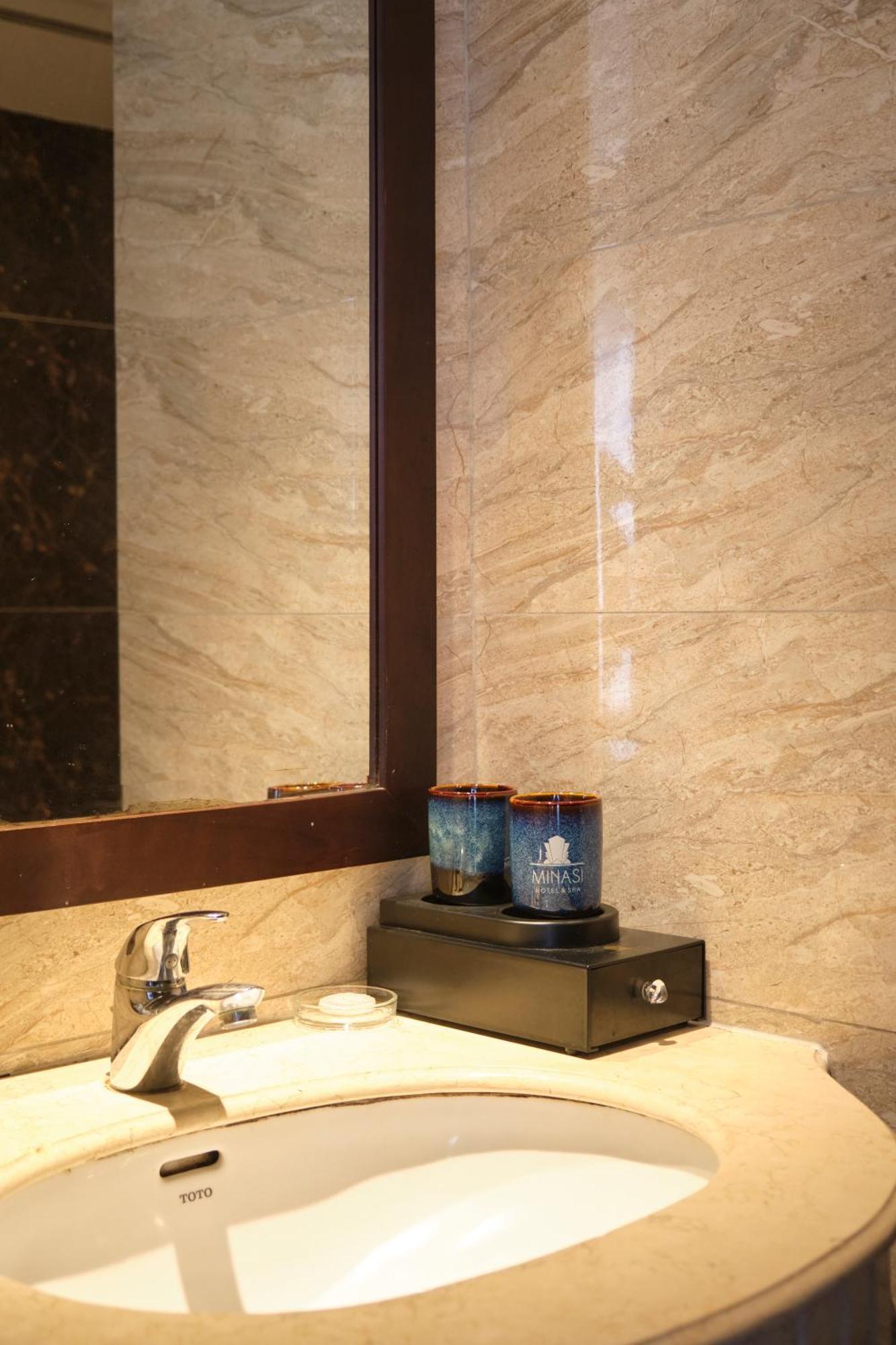 Minasi Premium Hotel Hanoi Buitenkant foto